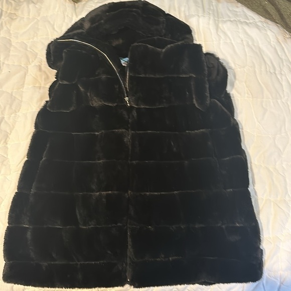 NWT Laundry by Shelli Segal Black Faux Fur Hooded Vest - Picture 3 of 4